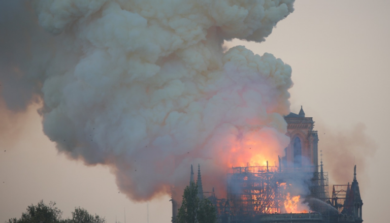 الحريق يلتهم كاتدرائية نوتردام