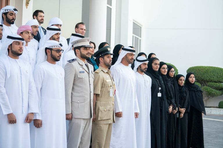 الشيخ محمد بن زايد آل نهيان مع أبناء الشهداء