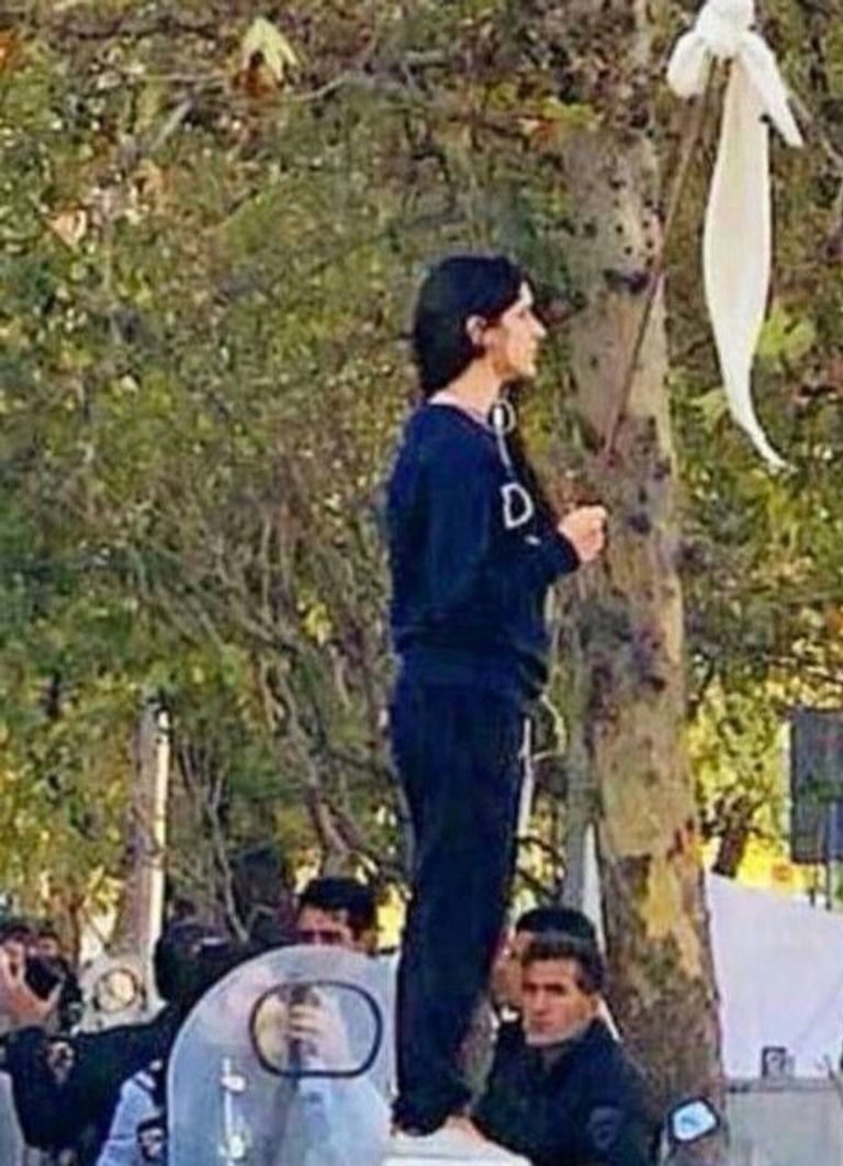 فيدا موحدي فيدا موحدي لدى وقوفها على أعلى منصة وسط شارع رئيسي في طهران