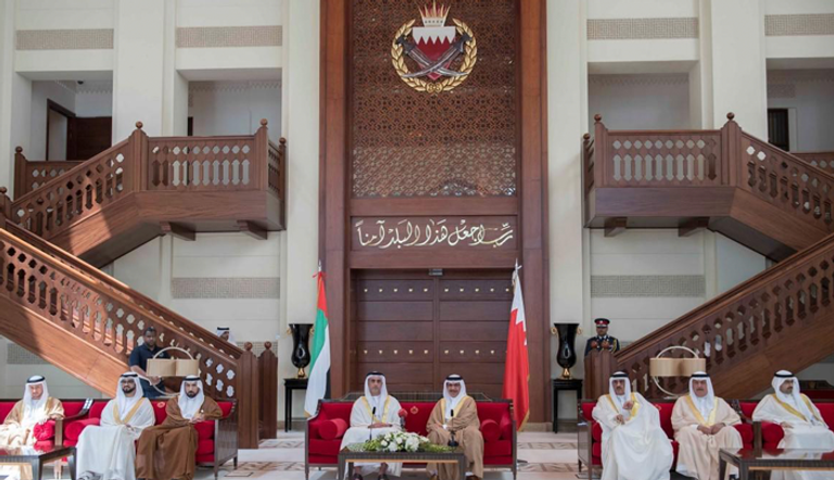 ملك البحرين يلتقي سيف بن زايد في المنامة