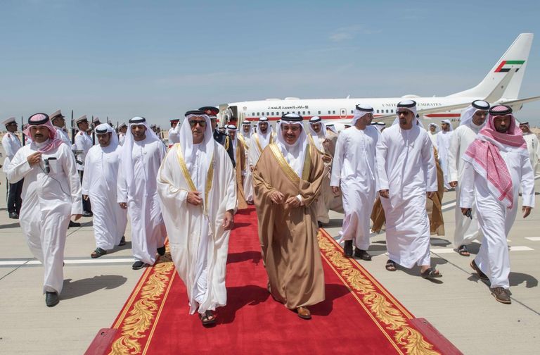 ملك البحرين يلتقي سيف بن زايد في المنامة