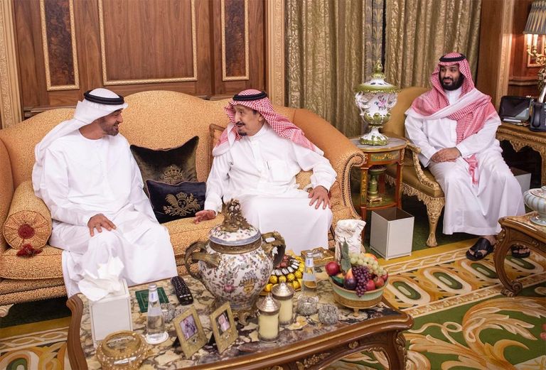 خادم الحرمين الشريفين يلتقي محمد بن زايد بحضور محمد بن سلمان