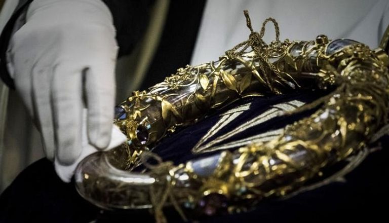 التاج المقدس