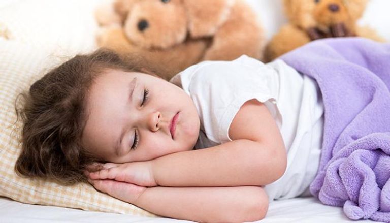 النوم أثناء النهار يؤثر على الصحة البدنية والسلوكية للطفل