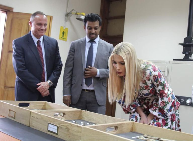 إيفانكا ترامب أثناء زيارتها لمقبرة ضحايا الطائرة الإثيوبية