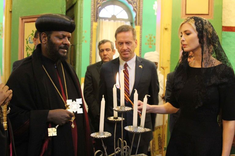 إيفانكا ترامب أثناء زيارتها لمقبرة ضحايا الطائرة الإثيوبية