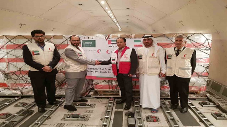 الإمارات تسير طائرة إغاثة لتوفير احتياجات المتضررين من السيول بإيران