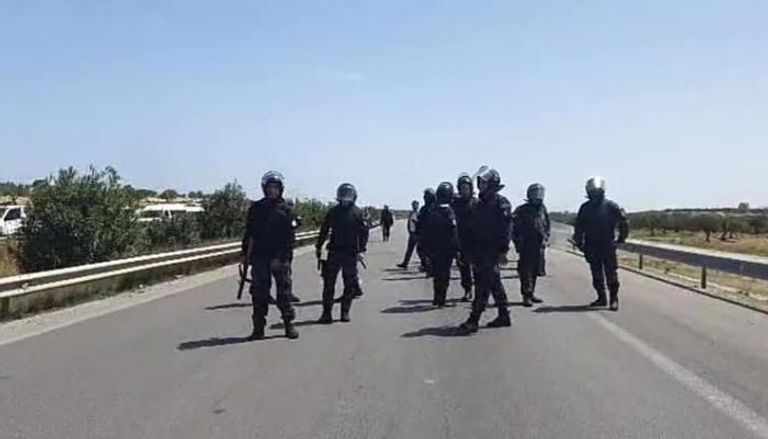 الأمن التونسي أثناء تفريق المحتجين