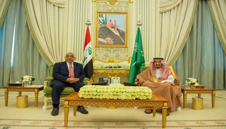 العاهل السعودي خلال استقباله رئيس وزراء العراق