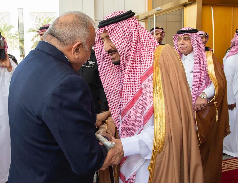 العاهل السعودي خلال استقباله رئيس وزراء العراق