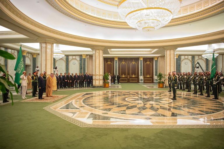 العاهل السعودي خلال استقباله رئيس وزراء العراق