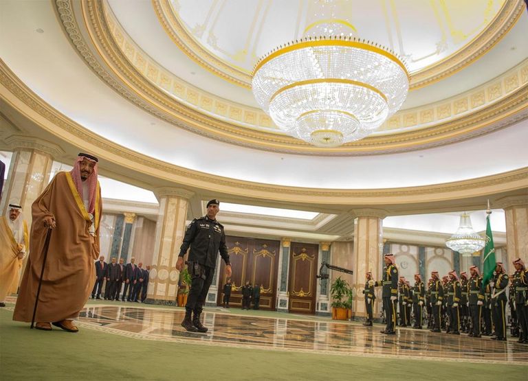 العاهل السعودي خلال استقباله رئيس وزراء العراق