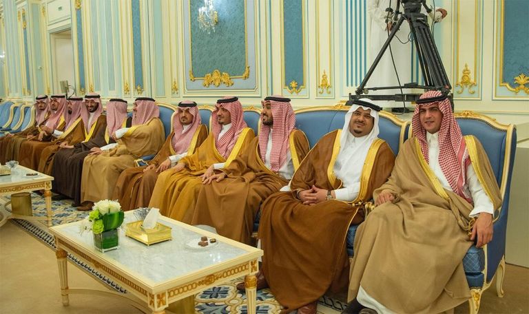 العاهل السعودي خلال استقباله رئيس وزراء العراق