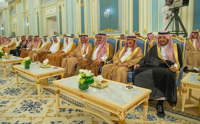 العاهل السعودي خلال استقباله رئيس وزراء العراق