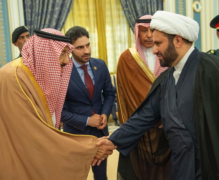 العاهل السعودي خلال استقباله رئيس وزراء العراق