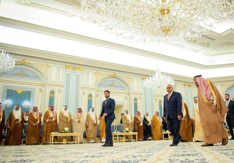 العاهل السعودي خلال استقباله رئيس وزراء العراق