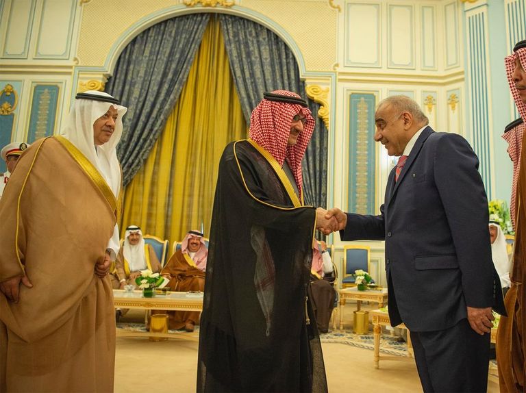 العاهل السعودي خلال استقباله رئيس وزراء العراق