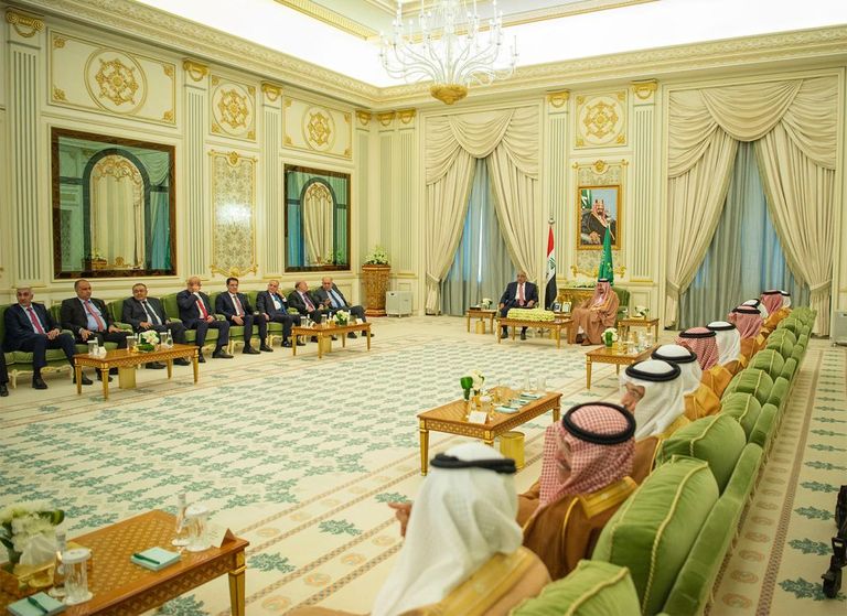 العاهل السعودي خلال استقباله رئيس وزراء العراق
