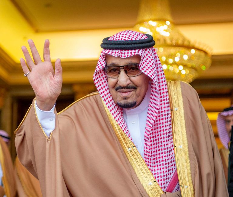 العاهل السعودي خلال استقباله رئيس وزراء العراق