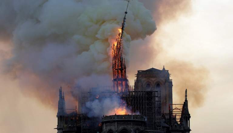النيران تلتهم سقف كاتدرائية "نوتردام دو باريس" 
