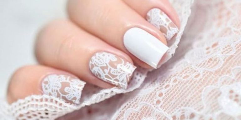 طلاء الأظافر مع إضافة إكسسوارات