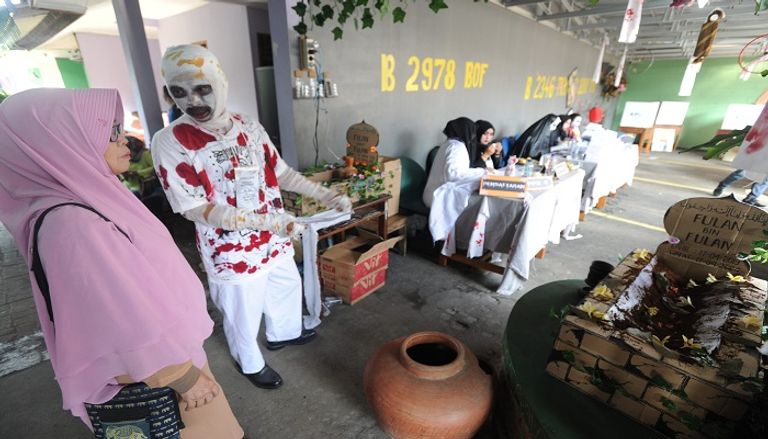 الأفيال تنقل صناديق الاقتراع - الفرنسية