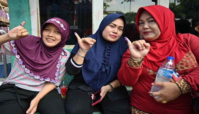 الأفيال تنقل صناديق الاقتراع - الفرنسية