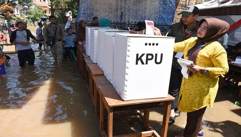 الأفيال تنقل صناديق الاقتراع - الفرنسية 