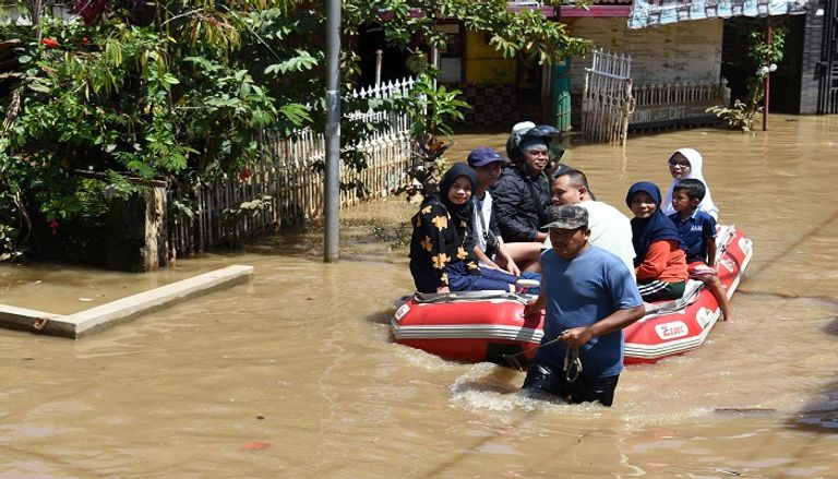 الأفيال تنقل صناديق الاقتراع - الفرنسية
