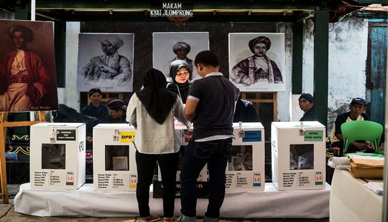 الأفيال تنقل صناديق الاقتراع - الفرنسية