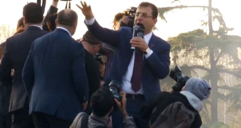 أكرم إمام أوغلو وسط حشد من مؤيديه