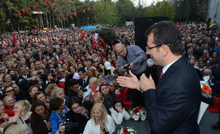 أكرم إمام أوغلو وسط حشد من مؤيديه