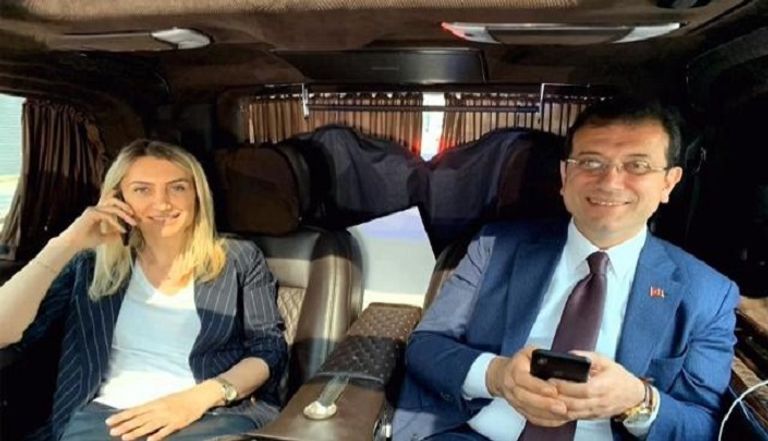 أكرم إمام أوغلو في طريقه لاستلام وثيقة فوزه برئاسة بلدية إسطنبول