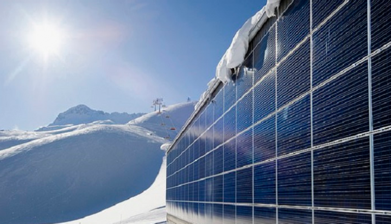 جهاز توليد طاقة شمسية بمنطقة ثلوج نائية