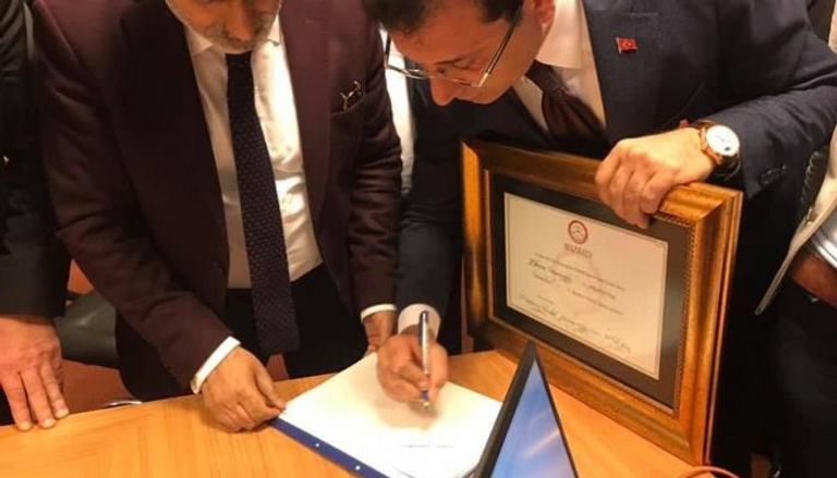 أكرم إمام أوغلو يتسلم وثيقة فوزه برئاسة بلدية إسطنبول