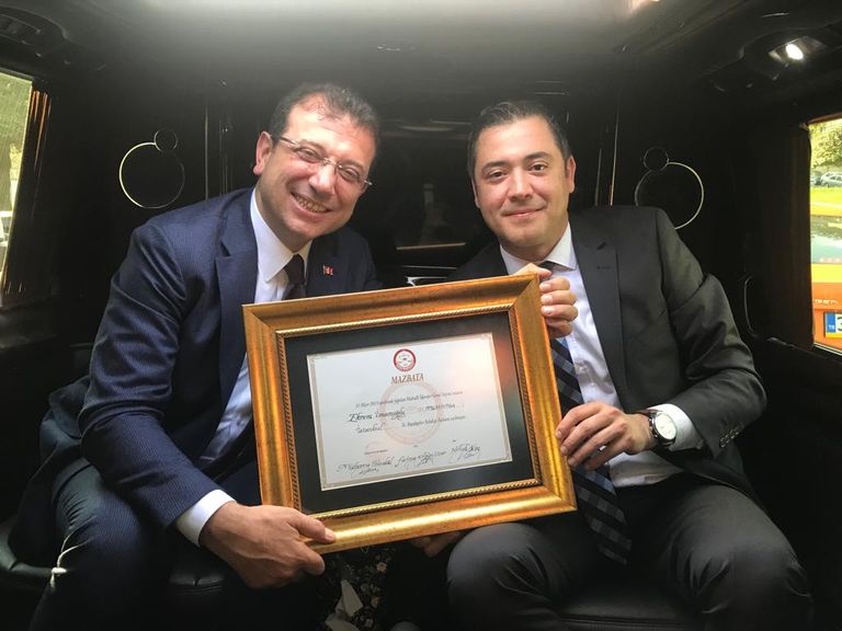 أكرم إمام أوغلو يتسلم وثيقة فوزه برئاسة بلدية إسطنبول أكرم إمام أوغلو يتسلم وثيقة فوزه برئاسة بلدية إسطنبول