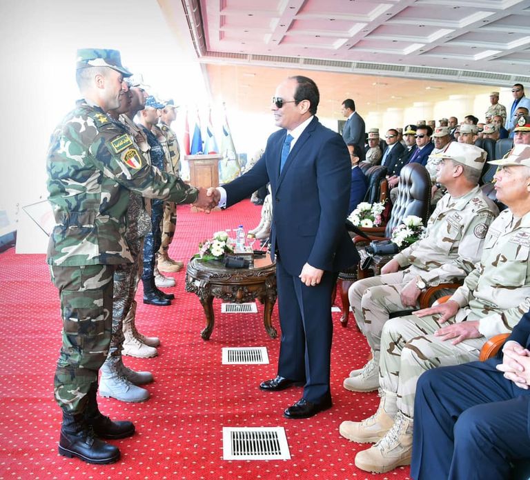 الرئيس السيسي خلال تفقده قاعدة محمد نجيب العسكرية