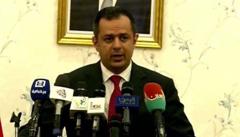 رئيس الوزراء اليمني معين عبدالملك خلال المؤتمر الصحفي 