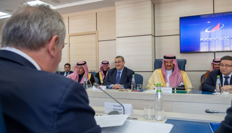 الأمير سلطان بن سلمان بن عبدالعزيز خلال الجلسة