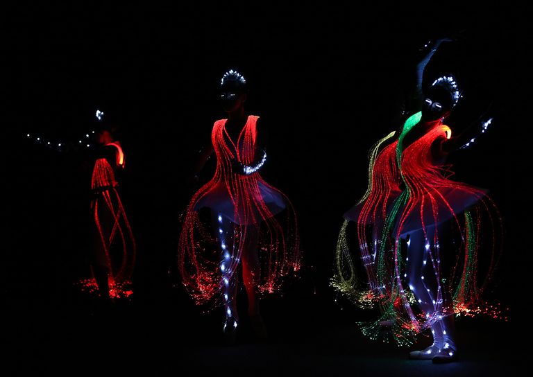 مشهد من "استعراضات مضيئة"