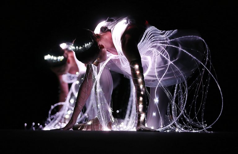 مشهد من "استعراضات مضيئة"