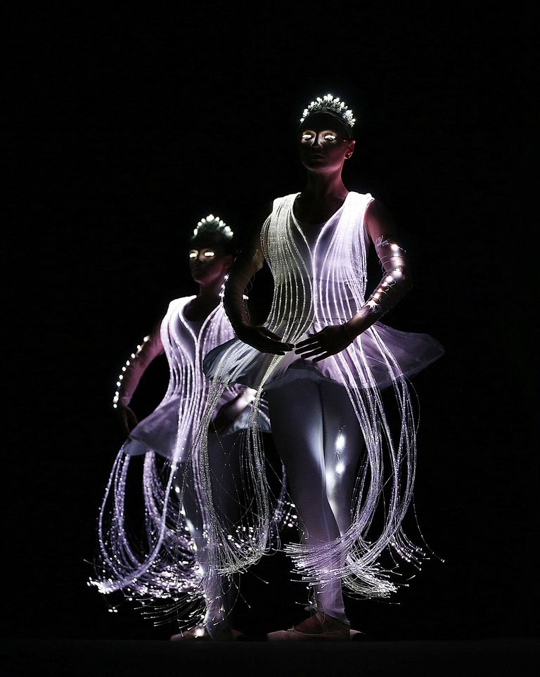 مشهد من "استعراضات مضيئة"