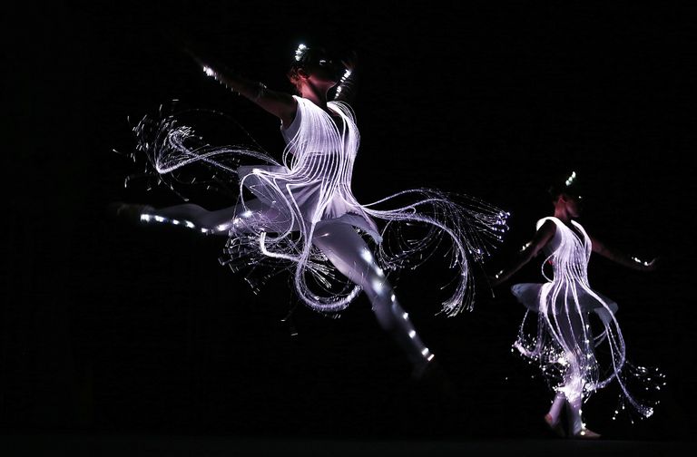 مشهد من "استعراضات مضيئة"