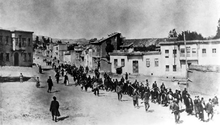 أرمن يقودهم مجموعة من الجنود الأتراك لإعدامهم