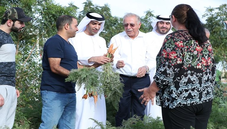 الدكتور ثاني بن أحمد الزيودي يزور  مزرعة 