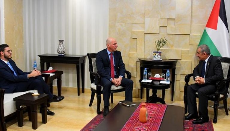 لقاء اشتيه والسفير  السويسري في رام الله