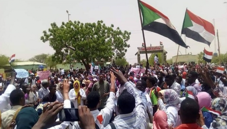 آلاف السودانيين يحتشدون أمام مقار القيادة العامة للجيش 