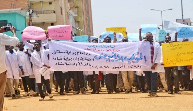 آلاف السودانيين يحتشدون أمام مقار القيادة العامة للجيش