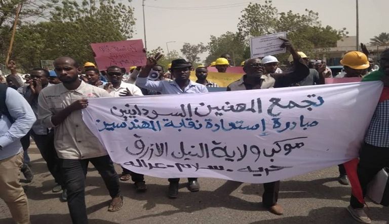 آلاف السودانيين يحتشدون أمام مقار القيادة العامة للجيش