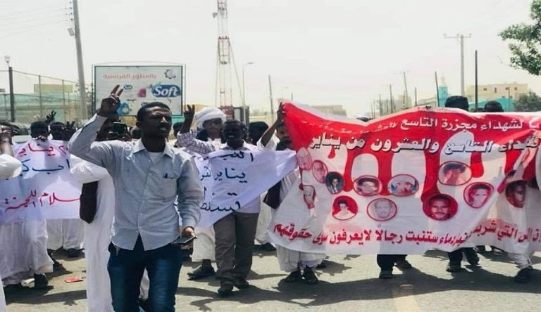 آلاف السودانيين يحتشدون أمام مقار القيادة العامة للجيش